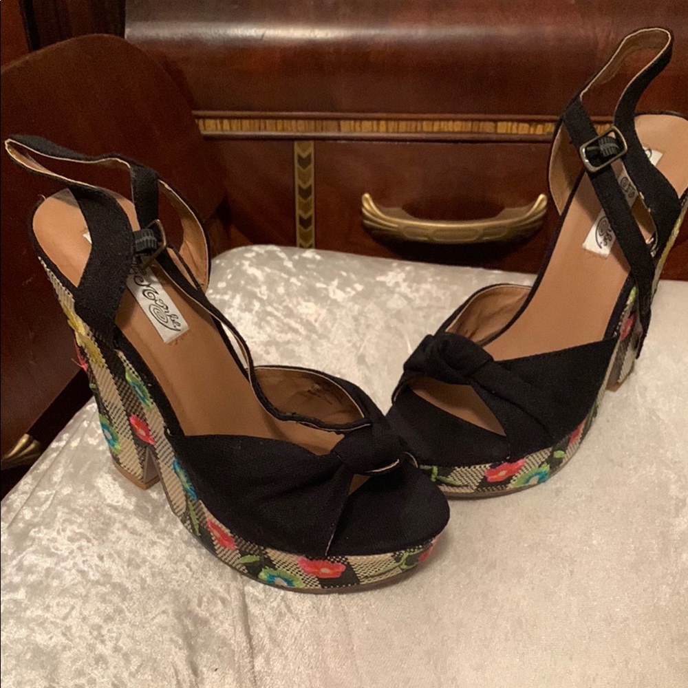 Retro Black Platform Sandals